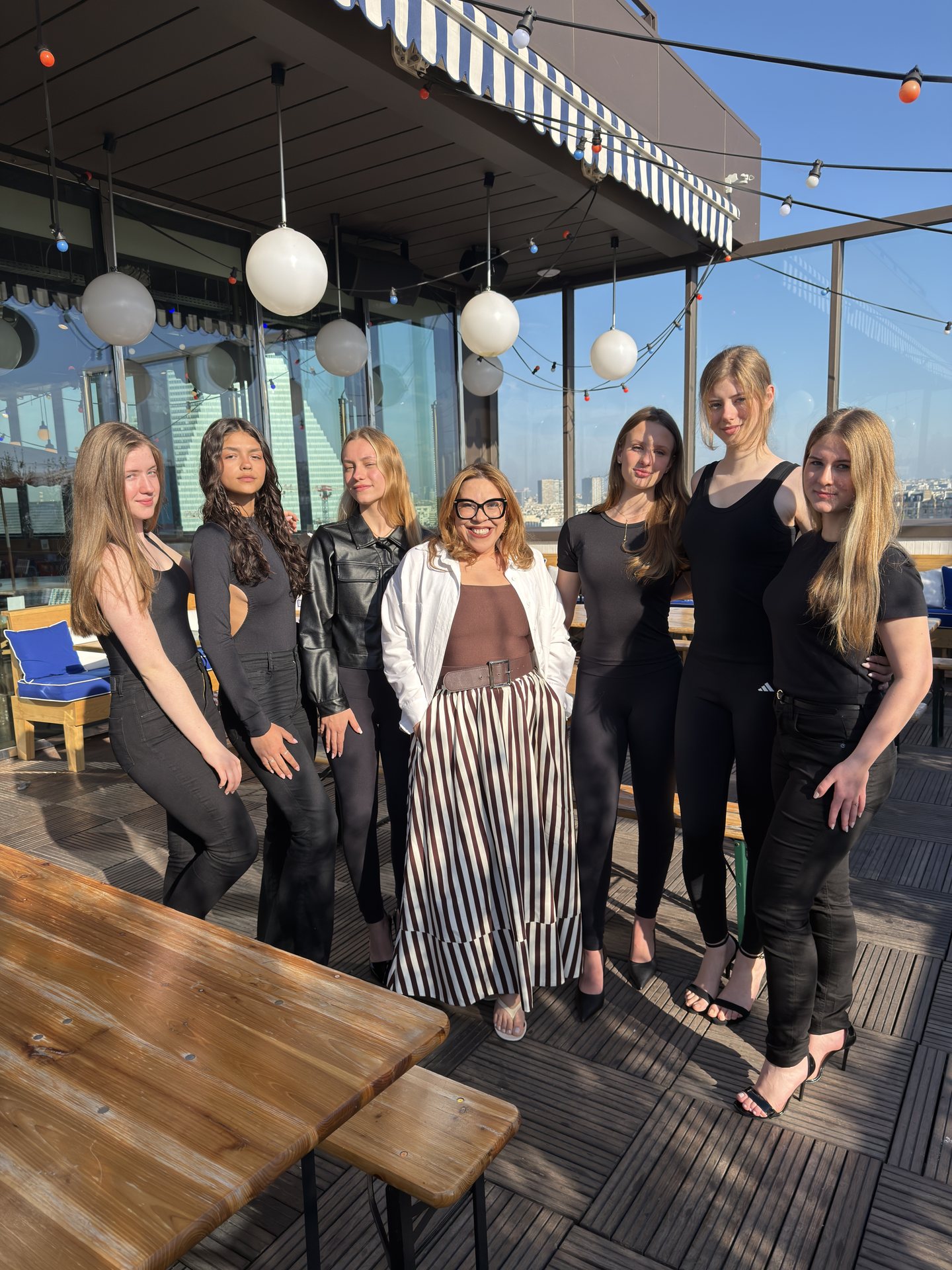 Cris Ferrari com o grupo de modelos em Paris