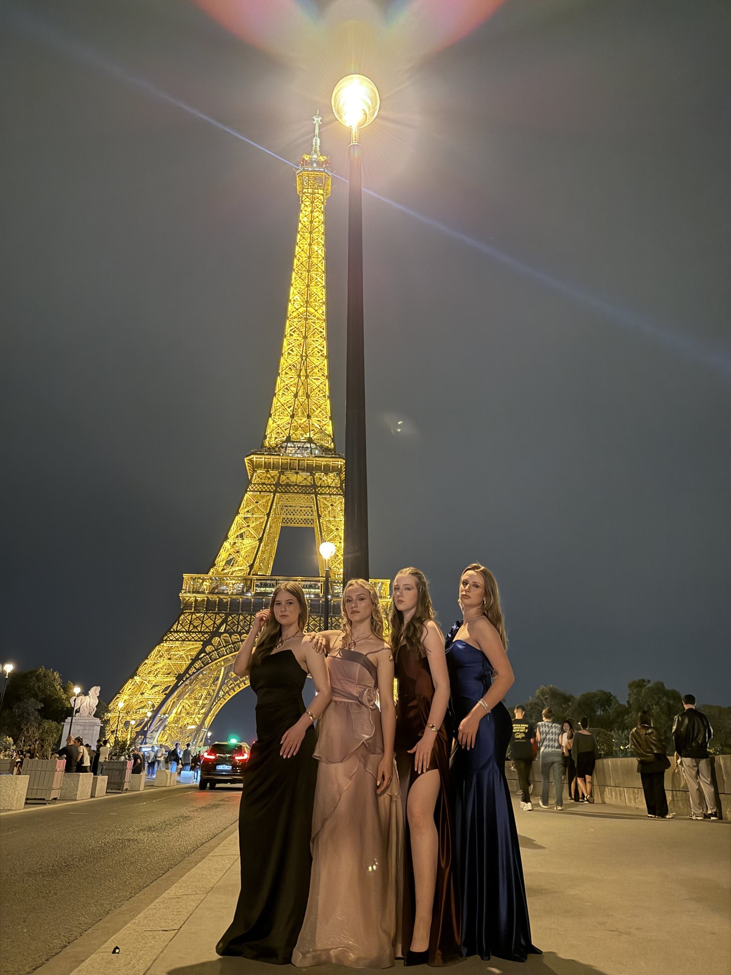 Modelos da Ferrari Hub em frente à Torre Eiffel à noite