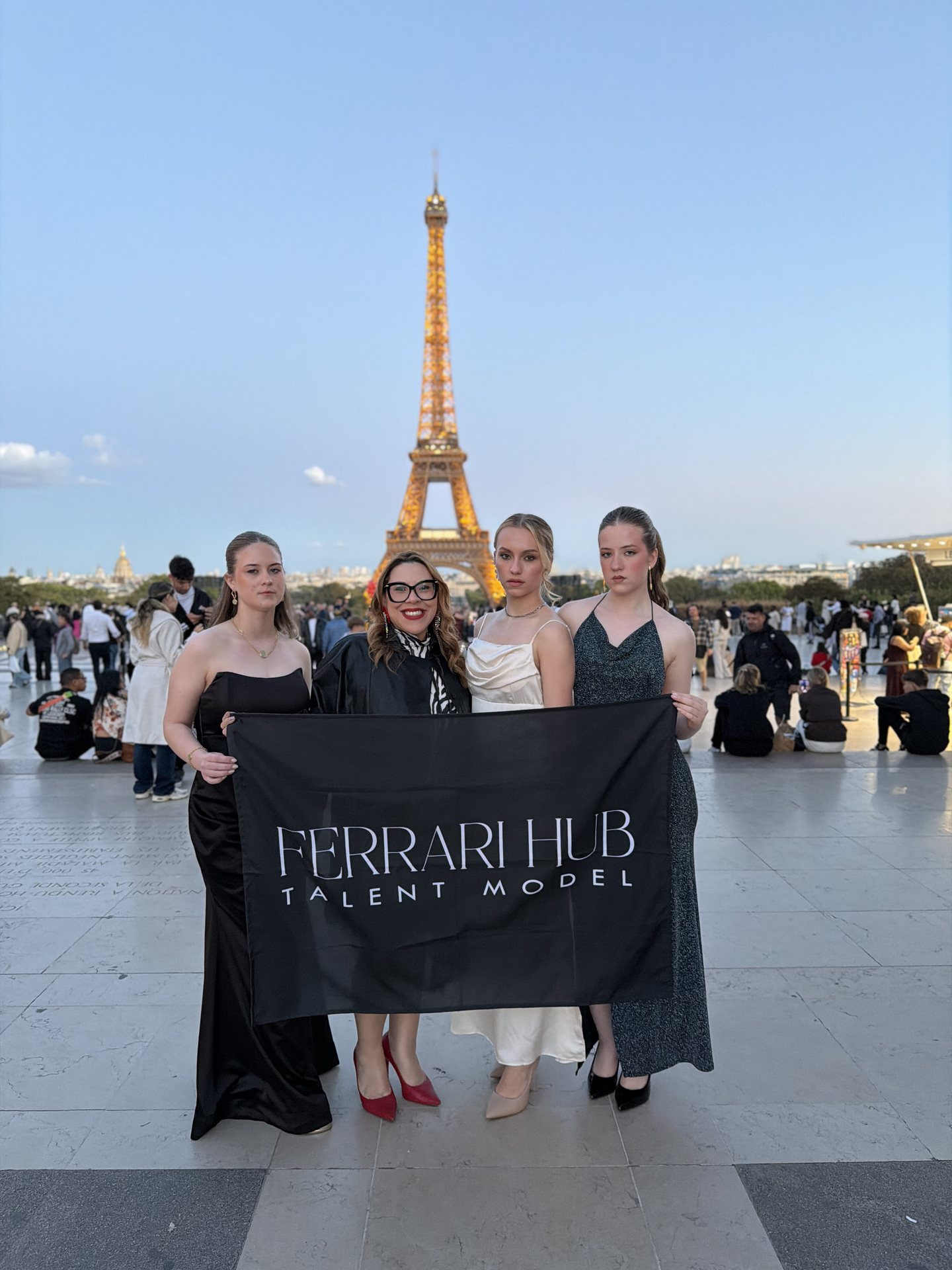 Cris Ferrari e modelos da Ferrari Hub no Trocadéro, com a Torre Eiffel ao fundo